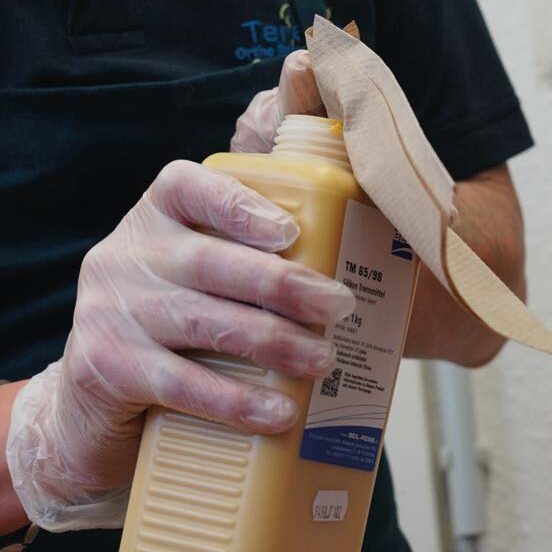 TRENNEN DES GIPSES – TERASKE SANITÄTSHAUS 2.4 e1745493470415 BEIL Kunststoffproduktions- und Handelsgesellschaft mbH