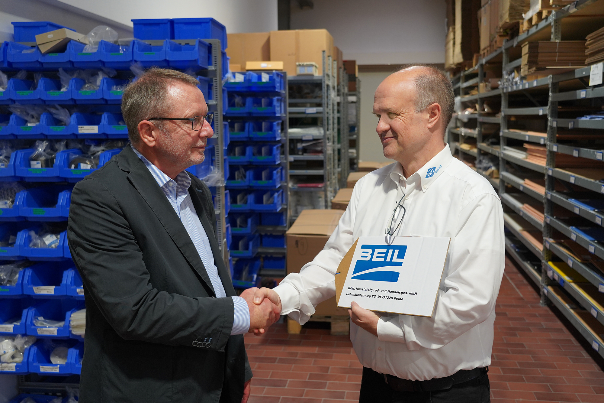 DSC05864 Volker Beil und Ralf Link bei der symbolischen Schlüsselübergabe mit Händeschütteln im Unternehmen BEIL