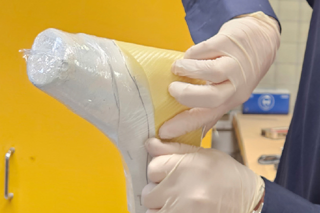 PREPREG IN DER ANWENDUNG – Schütt & Jahn GmbH Prepreg Aramitfaser auflegen BEIL Kunststoffproduktions- und Handelsgesellschaft mbH