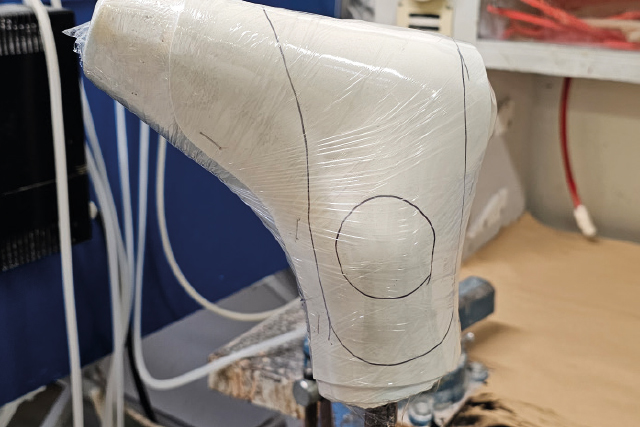 Prepreg_Bauteil-wird-angezeichnet PREPREG IN DER ANWENDUNG – Schütt & Jahn GmbH Prepreg Bauteil wird angezeichnet BEIL Kunststoffproduktions- und Handelsgesellschaft mbH